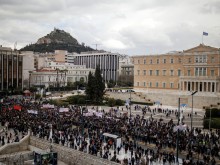 Хиляди гърци не отидоха на работа и излязоха на мощен протест заради влаковата катастрофа в Лариса