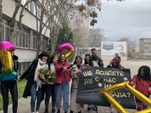 Покана като за "Оскар": Абитуриенти от "Вапцаров" постлаха червен килим на любимата си класна