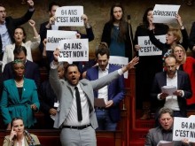 Макрон задейства прокарване на пенсионната реформа без гласуване в парламента, опозицията се готви за вот на доверие