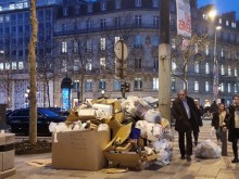 Париж потъна под тонове боклуци