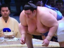 Аоияма свали от върха лидера на сумо турнира в Осака