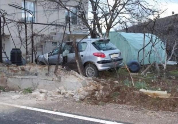 Лек автомобил се заби в ограда на къща в благоевградско село
