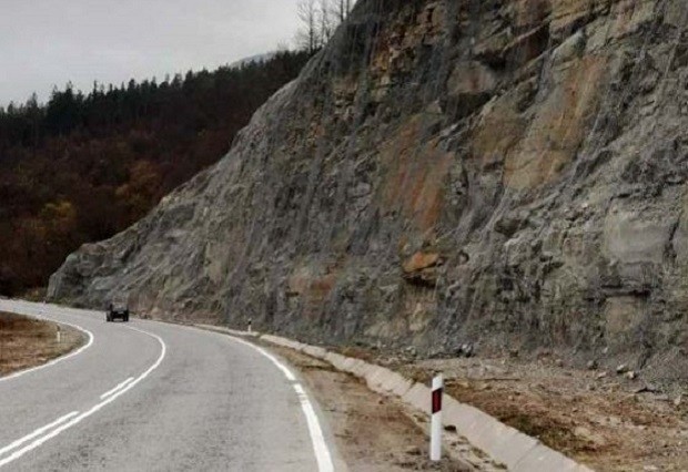 Движението при км 14 на АМ "Марица" се осъществява само в изпреварващата лента