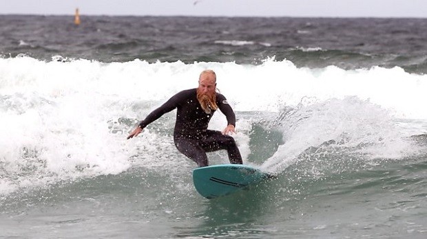 Австралиецът Блейк Джонстън счупи рекорда за най-дълго каране на сърф, провеждано някога,