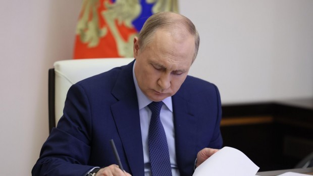 Международният наказателен съд МНС  издаде заповед за арест на руския президент Владимир Путин обвинявайки