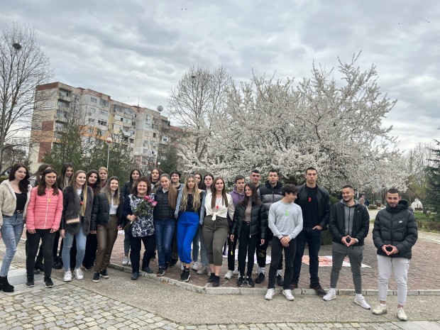 </TD
>Ученици от НТГ-Пловдив изненадаха класната със зрелищна покана за абитуриентски