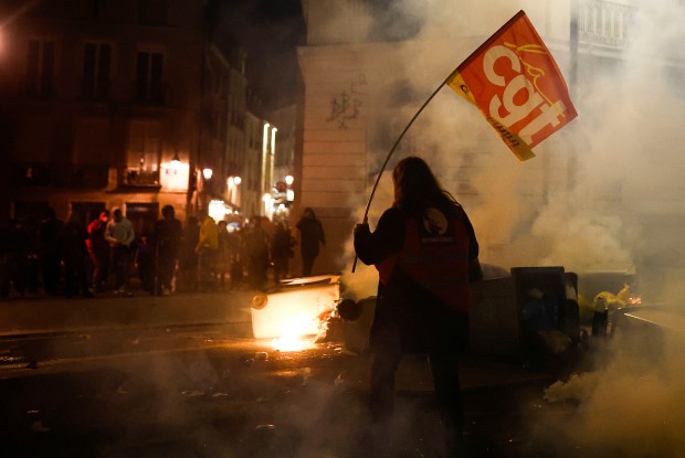Протестите в Париж срещу пенсионната реформа прераснаха в сблъсъци с полицията