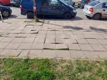 Тротоар в София в окаяно състояние, хората търсят помощ