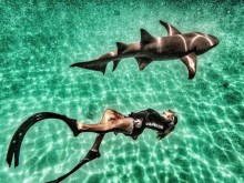 Мишел - малдивското момиче, което не изпитва страх да плува сред акули