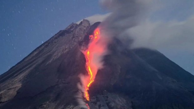 Започна изригването на вулкана Мерапи в Индонезия