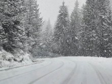 Шофьорка от Пловдив се сблъска с тежки зимни условия: Пътят е леш!