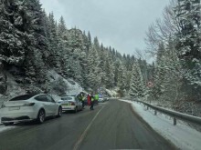 Няколко катастрофи в Пампорово заради снега, пътят бе затворен за половин час