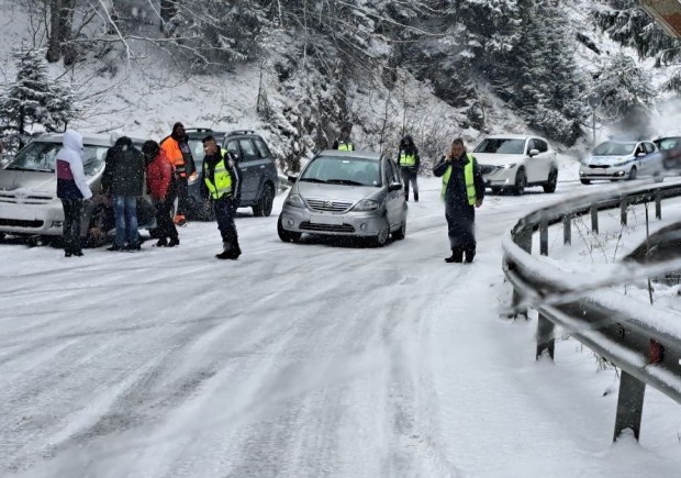 Photos show road to Pamporovo closed due to surprise snowfall