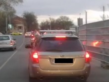 От петимата меганаглеци, заснети на клипа, трима дори дават ляв мигач
