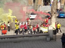 Ученици от Лиляната поканиха класната на бала