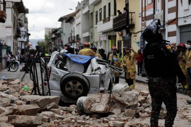 Най-малко 13 души са загинали при земетресението с магнитуд 6.9 в Еквадор