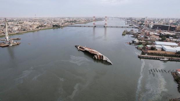 121-метровата яхта на Садам Хюсеин ръждясва в бреговете на река Ефрат