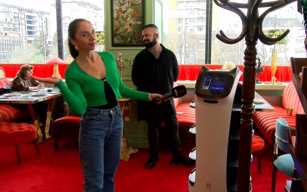Роботът Белла - омайната сервитьорка, която доставя поръчки в столично заведение