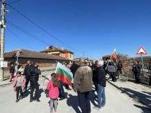 Жители на пловдивско село излязоха на протест заради кариера, затвориха път