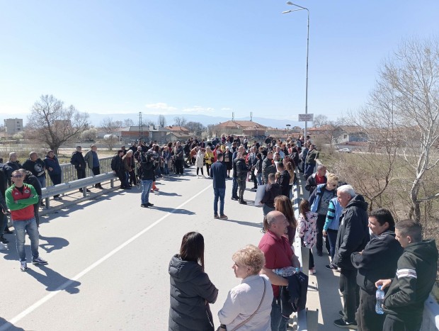 Десетки жители на пловдивско село протестират заради управленско бездействие