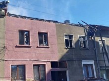 Пожар повреди тежко четири къщи в центъра на Черни Осъм