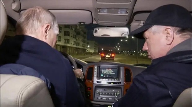 Киев за посещението на Путин в Мариупол: "Престъпникът винаги се връща на местопрестъплението"