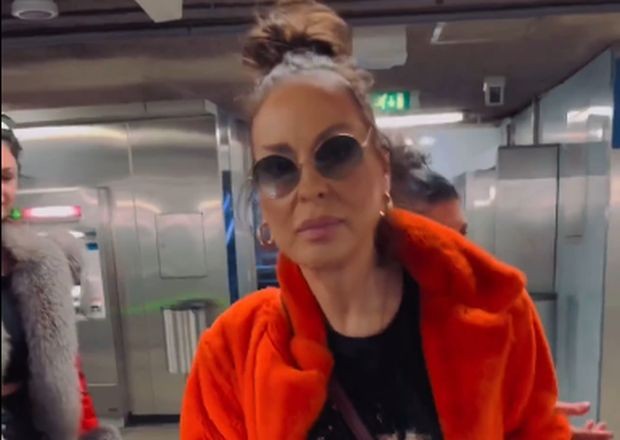 Певицата на народа Ивана се оплете в метрото в Ротердам
