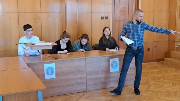 Ученици от няколко бургаски гимназии влизат в съда