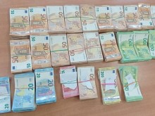 Недекларирана валута за над 700 000 лева е открита от митничари