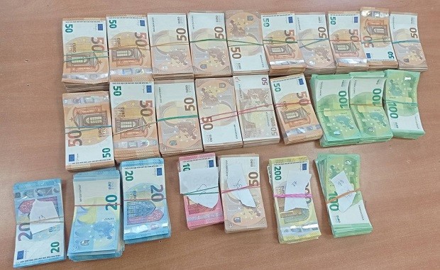 Митническите служители откриха недекларирана валута с левова равностойност 704 611