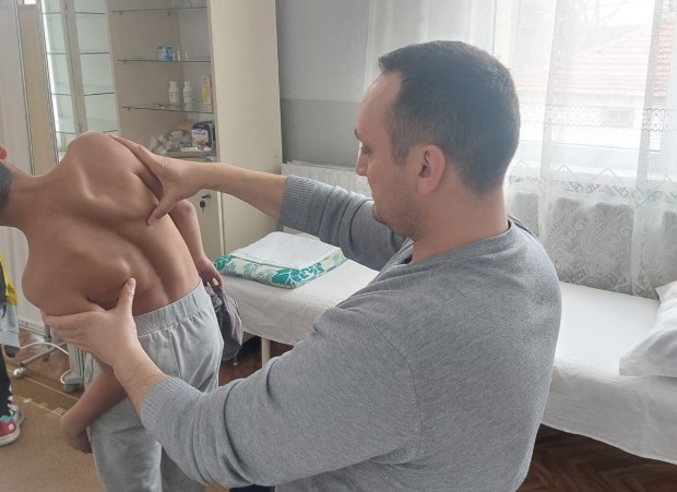 Започнаха безплатните прегледи за гръбначни изкривявания при децата от Община Павел баня