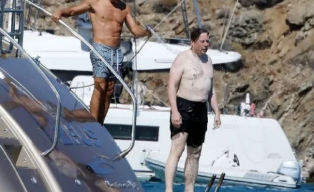 Потребители в Twitter разкритикуваха милиардера Илън Мъск за телосложението му. Както