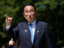 Премиерът на Япония пристига в Киев в противовес на визитата на Си в Москва