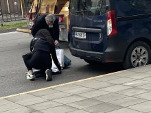 Млада дама слезе от автобус, за да помогне на непознат
