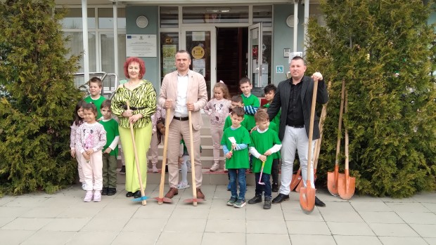 Иван Стоянов засади дръвчета с деца в "Източен"