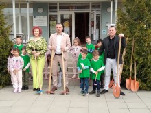 Иван Стоянов засади дръвчета с деца в "Източен"