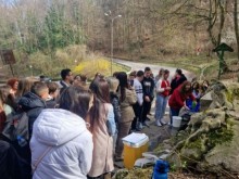 Ученици от Шумен участваха във вземане на водни проби за Световния ден на водата 