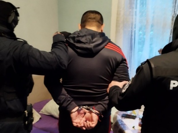 Задържаха 13 души при спецакция в Благоевградско