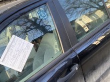 Обрат! Говори собственичката на кучето, затворено в автомобил