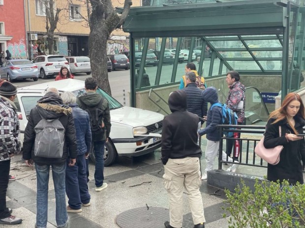 Кола катастрофира и почти влезе във вход на метростанция