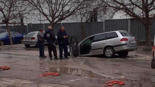 Автомобил пропадна в дупка в Пловдив, отворила се след ВиК авария