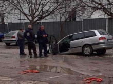 Автомобил пропадна в дупка в Пловдив, отворила се след ВиК авария