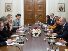 Радев: Високата избирателна активност ще укрепи легитимността на институциите