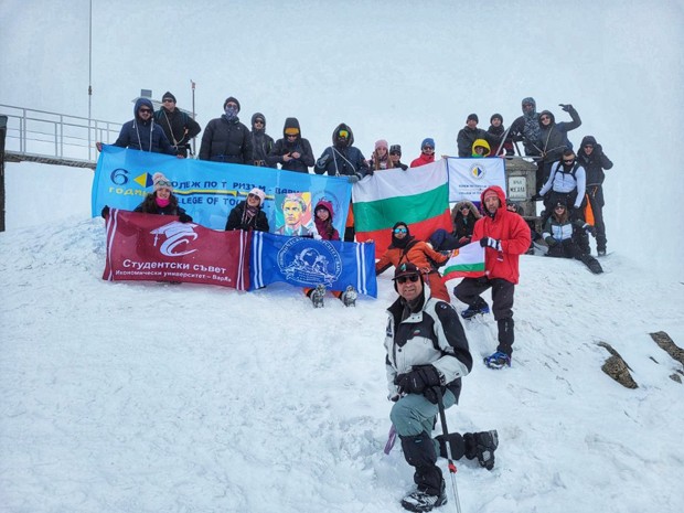 Студенти от Варна изкачиха тези дни най-високият връх на Балканския