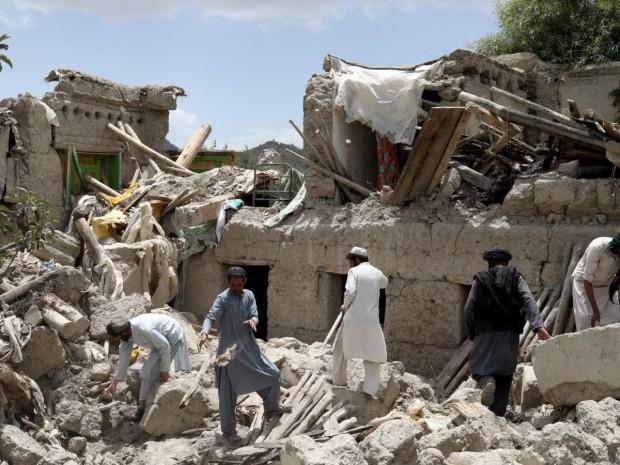 Най-малко 13 души загинаха при земетресение с магнитуд 6.5 в Пакистан и Афганистан