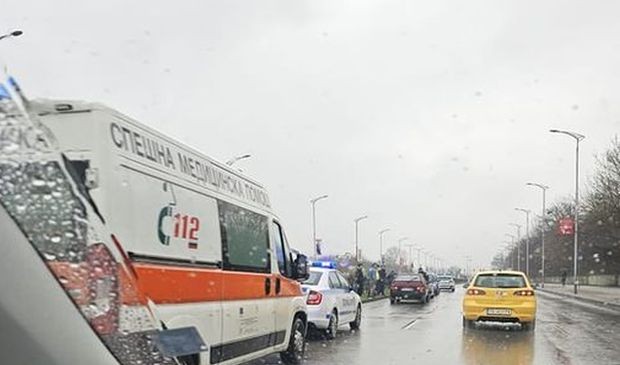Линейка и полиция хвърчат по бул. "България" в Пловдив заради катастрофа