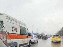 Линейка и полиция хвърчат по бул. "България" в Пловдив заради катастрофа