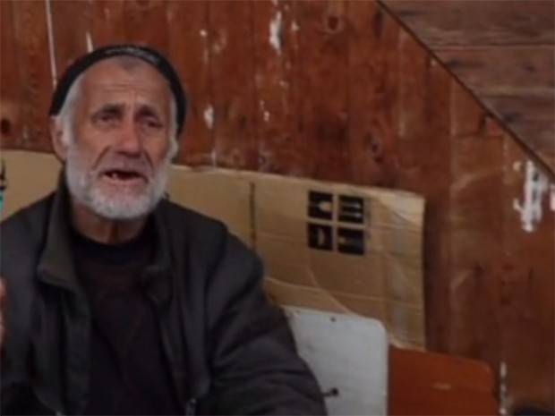70 годишен заварчик живее в изоставен строеж и спи на шезлонг