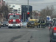 Един е в болница след тежкото ПТП на Сточна гара!