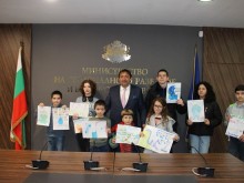 Деца от безводния Омуртаг подариха свои рисунки на министър Шишков
